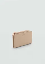 Billetera pequeña de efecto safiano con cierre de botón a presión y bolsillo exterior con cremallera. Incluye múltiples ranuras para tarjetas y logo de la marca en relieve.