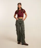 Remera básica de cuello redondo y manga corta, confeccionada en algodón suave y transpirable. Diseño liso y versátil de la marca Blue Steel.