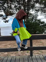 Canguro oversize con capucha, color azul, blanco y fucsia.