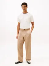 Remera de manga corta confeccionada en tejido de piqué de algodón, con cuello redondo y bolsillo de parche en el pecho. Presenta detalles tricolores en el cuello y un diseño de corte regular.