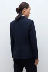 Blazer clásico de corte entallado, color negro, con cierre frontal de un botón, solapas de muesca y bolsillos laterales con solapa.