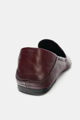 Zapato plano tipo slipper confeccionado en piel color bordó, con diseño de copete subido, punta cuadrada y talón flexible que permite su uso como destalonado.