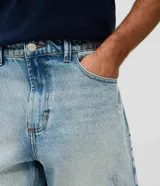 Bermuda de jean con corte recto, color azul claro con efecto lavado, cintura con trabillas, cierre de botón y cremallera, y bolsillos funcionales.