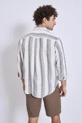 Camisa de corte regular con diseño de rayas verticales finas en tonos claros, cuello clásico y mangas largas con puños abotonados.