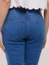 Jean recto de tiro alto de la marca Ruby Rd, confeccionado en denim azul. Presenta diseño de cinco bolsillos, cierre frontal con botón y cremallera, y pretina con pasadores para cinturón.
