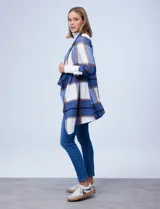 Cardigan abierto con estampado animal print, de mangas 3/4 con presilla y botón para regular el largo.