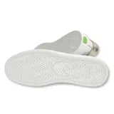 Championes urbanos Cariuma Salvas, color blanco con detalles en dorado, confeccionados en cuero, con logo en el lateral y suela de goma.