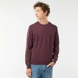 Sweater de punto color borgoña, de corte clásico y cuello redondo.