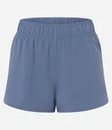 Bermuda deportiva Get Over modelo runner color beige, con cintura elástica, bajo redondeado y aberturas laterales. Cuenta con un pequeño bolsillo funcional trasero.