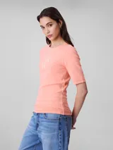 Remera de algodón canalé con cuello redondo y mangas cortas. Presenta un diseño ajustado al cuerpo con el logotipo de la marca estampado en el centro del pecho.