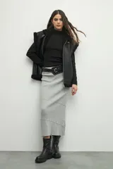 Falda larga color beige de punto con costuras horizontales en perpendicular.