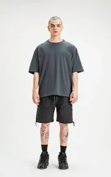 Remerón de algodón premium color carbón (gris oscuro), con corte extra oversize, hombros caídos y cuello redondo.