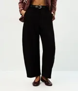 Pantalón de sastrería color bordó, con modelaje barrel, cintura estructurada, pasadores para cinturón y piernas amplias con ruedo levemente afinado.