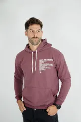 Hoodie color bordó con capucha y cordones ajustables en color blanco. Presenta un estampado tipográfico en el pecho con la frase 'Hope and Strength' y un pequeño logo gráfico debajo.