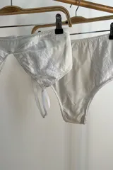 Soutien blanco de algodón con encaje, con breteles regulables y broche frontal para amamantar.