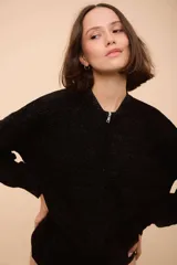 Campera de punto con cierre frontal, diseño de rayas horizontales en tonos verde, verde oscuro y rojo, y textura ondulada en el tejido.