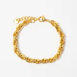 Pulsera de cadena de eslabones entrelazados con acabado dorado brillante, cuenta con cierre de mosquetón y cadena de alargue.
