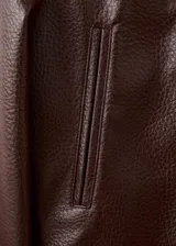 Chaqueta estilo bomber de cuero sintético marrón oscuro, con cierre frontal de cremallera, cuello alto abotonado y bolsillos frontales con solapa.