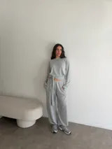 Babucha gris melange de lanilla, con bolsillos laterales y cintura elastizada.