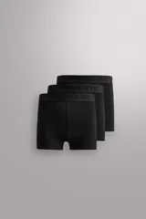 Pack de tres calzoncillos tipo bóxer de color negro, confeccionados en tejido elástico con mezcla de modal. Presentan cintura elástica con el logo de la marca grabado.