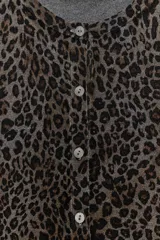 Chaqueta de punto de manga larga y cuello redondo, con cierre frontal de botones y estampado animal print en tonos marrones y negros.