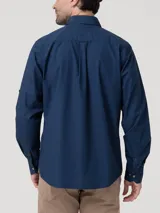 Camisa de manga larga RKF modelo Galiton, confeccionada en popelina de algodón orgánico. Presenta cuello clásico, cierre frontal con botones de madera, bolsillo en el pecho con logo bordado y mangas ajustables con botón.