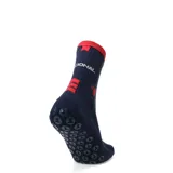 Medias deportivas de caña media color azul marino, con detalles en rojo y blanco. Presentan el nombre del club Nacional, logos bordados y suela con puntos de silicona antideslizantes.