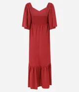 Vestido midi color bordó, con escote en V, mangas cortas evasé y falda en capas con recorte tipo María. La parte trasera tiene elástico para un mejor ajuste. Confeccionado en viscosa certificada y poliamida.