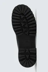 Zapato de vestir estilo derby, color negro, con parte superior fabricada en piel, horma redonda, suela con ligero tacón y piso track.