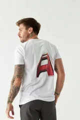 Remera blanca de manga corta con cuello redondo y estampado en la espalda de una foto del puente Golden Gate.