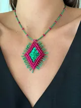 Collar corto con cadena de mostacillas verdes y rosadas, y dije de rombo bordado con mostacillas rosadas y lentejuelas verdes.