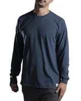 Remera de manga larga color azul marino, con cuello redondo y corte clásico. Presenta un pequeño detalle de etiqueta con logo en el ruedo y en el puño.