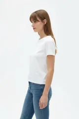Remera de manga corta y cuello redondo, confeccionada en algodón con elastano, de ajuste al cuerpo y diseño liso a rayas.