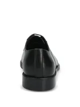 Zapato de vestir formal Hush Puppies, confeccionado en cuero negro con diseño tradicional de puntera recta y cierre mediante cordones. Cuenta con plantilla de cuero transpirable y suela de goma.