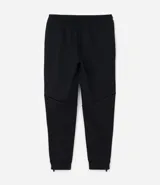 Pantalón deportivo de corte slim para hombre, confeccionado en poliéster color negro. Presenta cintura elástica con cordón de ajuste, bolsillos laterales y diseño ajustado en muslos y rodillas.