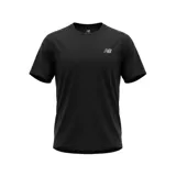 Remera deportiva New Balance modelo Sport Essentials, de color negro con cuello redondo y mangas cortas. Presenta el logo de la marca estampado en el pecho en tono plateado.