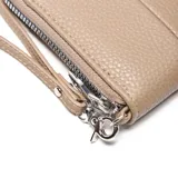 Billetera grande tipo fichero marca XL, color taupe, confeccionada en material símil cuero con textura granulada. Presenta cierre perimetral, logo metálico frontal y correa de mano extraíble.