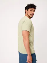 Remera de manga corta color azul, con cuello redondo y diseño clásico, confeccionada con un pequeño logo bordado en el pecho.