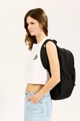 Mochila Billabong Roadie color negro, con múltiples compartimentos con cierre y parche con el logo de la marca en el frente.