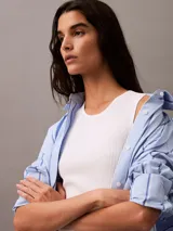 Vestido corto ajustado de punto canalé, con cuello redondo y diseño sin mangas. Presenta un corte bodycon que se adapta a la silueta.