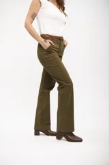 Pantalón de mujer color verde militar, de tiro alto y corte ancho (wide leg).