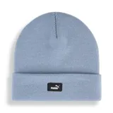 Gorro tipo beanie de punto en color celeste, con diseño de corona media y parche rectangular negro con el logo de la marca en el frente.