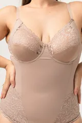 Body modelador reductor color crudo, con aro y detalles de puntilla. Breteles elásticos regulables y broche en la entrepierna.