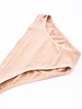 Bombacha básica tipo vedetina color blanco, confeccionada en tejido seamless (sin costuras) con terminaciones suaves.