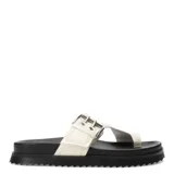 Sandalias negras Miss Carol modelo Funi, estilo dedo con plataforma baja y suela dentada. Cuenta con una tira ancha cruzada ajustable mediante una hebilla metálica grande y detalles de costuras blancas a la vista.