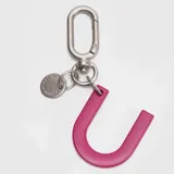 Llavero tipo charm con mosquetón metálico plateado, placa circular grabada con la marca Bubba y un aro circular de color fucsia.