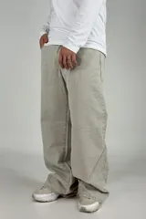 Pantalón jean color verde oliva claro, de corte amplio y estilo baggy.