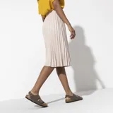 Sandalias Birkenstock Milano color marrón topo, con tres correas ajustables con hebillas metálicas color cobre.