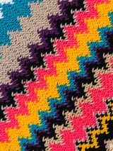 Bufanda de lana con patrón de zigzag multicolor, característico de Missoni, con flecos en los extremos.