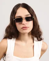 Lentes de sol rectangulares con armazón dorado y cristales negros.